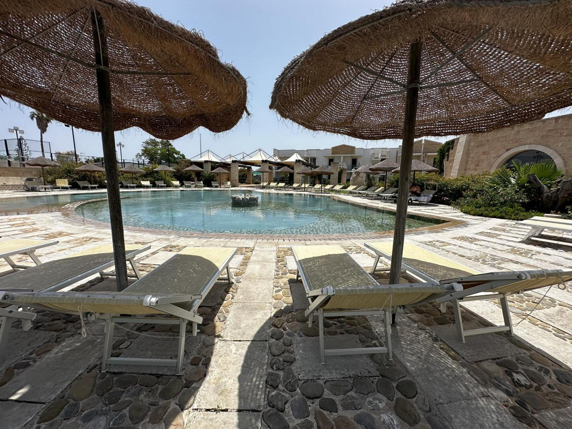Hotel Thàlas Club Torre dell'Orso Esterno foto