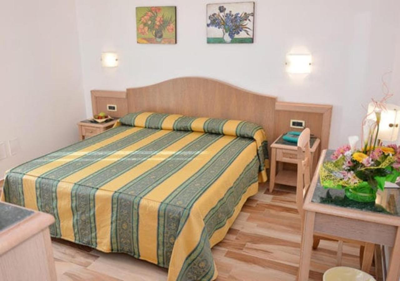 Hotel Thàlas Club Torre dell'Orso Esterno foto